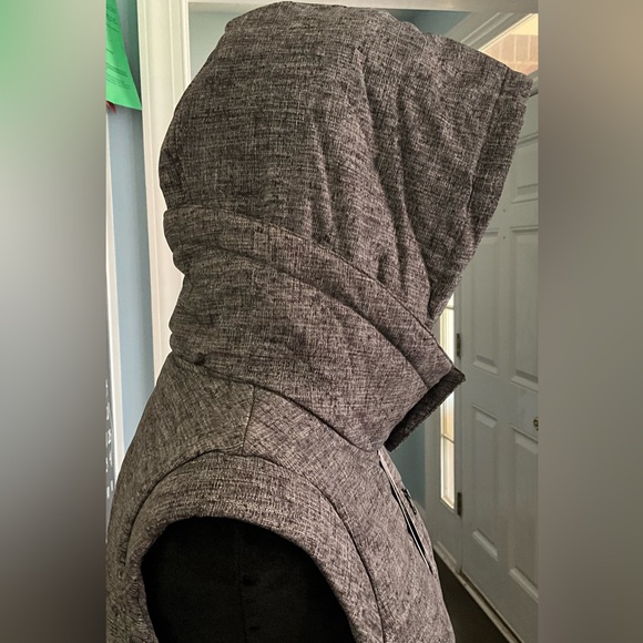 NWT Athleisure Hooded Puffer Jacket Vest Workout Running - Picture 3 of 13